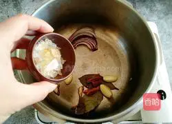 Illustration of how to make Northeastern soybean paste bones 7