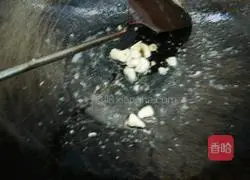 Illustration of how to make tomato and pork pasta 7