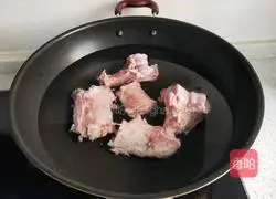 #Northeast#Illustration of how to stew sauerkraut with big bones 3