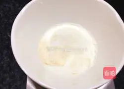 Illustration of how to make rose pitaya mousse 5