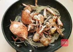Illustration of how to make stir-fried crabs with onion and ginger 8