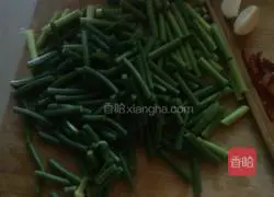 Illustration of how to cook twice-cooked pork with garlic moss 2