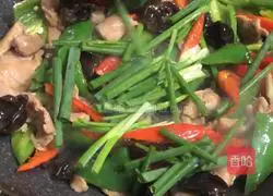 Illustration of how to make stir-fried pork with pepper and fungus 7