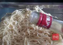 Illustration of how to make shredded chicken cold noodles 5