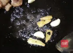 Soybean-flavored tea tree mushroom Illustration of how to make twice-cooked pork 8