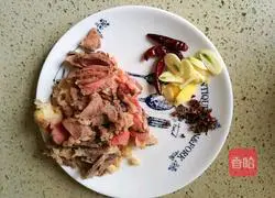 Illustration of how to make radish, beef brisket and mushroom stew 2