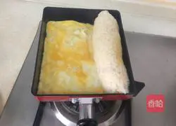 Illustration of how to make egg glutinous rice rolls 10