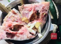 Illustration of how to steam fish head with chopped pepper 2