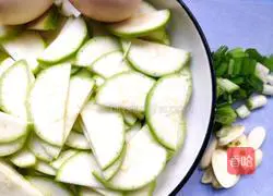 Illustration of how to make scrambled eggs with zucchini 2