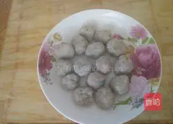 Illustration of how to make pine mushroom and mackerel balls 1