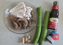 Illustration of how to stir-fry white mushrooms with shrimps and loofah 1 
