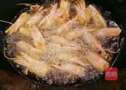 Illustration of how to make dry fried shrimp heads 6