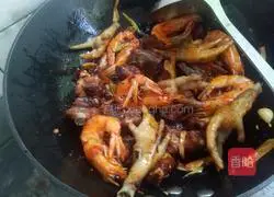 Illustration of how to make Spicy Hotpot Pork Ribs, Chicken Feet and Shrimp 7