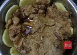 Illustration of how to make steamed pork with vermicelli 1