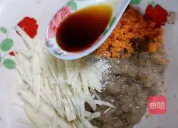 Illustration of how to make shrimp bean curd rolls 9