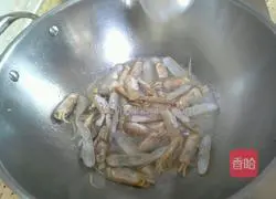 Illustration of how to stir-fry razor clams with loofah 5