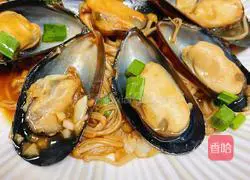 Illustration of braised mussels and enoki mushrooms 10