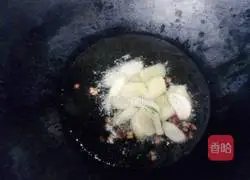 Illustration of how to make stir-fried cauliflower with twice-cooked pork 5