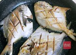 Illustration of how to make pan-fried pomfret 23
