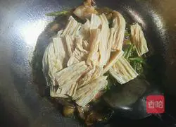 Illustration of how to make twice-cooked pork with yuba 5