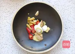 Home-style tofu stewed fish Practice illustration 3