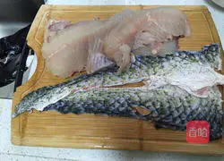 Illustration of how to dip fish balls in tomato sauce 3