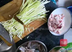 Illustration of how to make fried pork slices with yellow chives 1