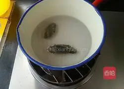 Illustration of how to make sea cucumber and millet porridge 2