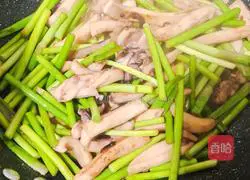 Illustration of how to make fried squid and garlic sprouts 5