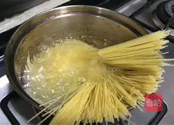 Illustration of how to make beef and carrot pasta 4