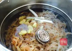 Illustration of how to make crystal pork skin jelly 8