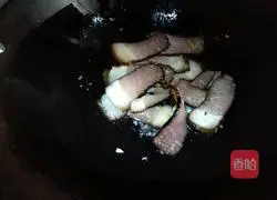 Illustration of how to stir-fry bacon with green bamboo shoots 4