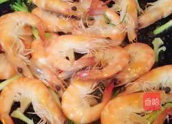 Illustration of how to make tomato sauce shrimp 4