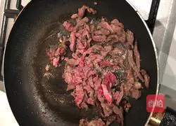 Illustration of how to make cumin-stirred shredded beef 6