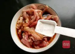 Illustration of how to stir-fry shredded pork with chives and moss 8