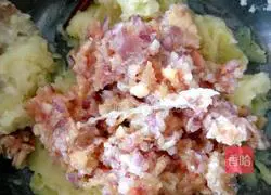 Illustration of how to make mashed potato meatloaf 5