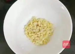 Illustration of how to steam fish head with chopped pepper 5