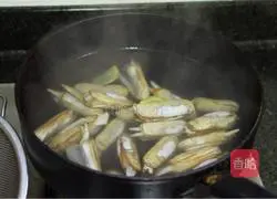 Illustration of how to make spicy razor clams 3