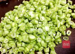 Illustration of how to make olive green beans 1