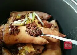 Illustration of how to cook pork trotters in rice cooker sauce 7
