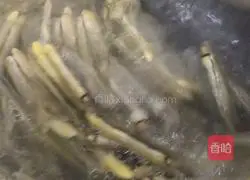 Illustration of how to make bamboo clams with green onion oil 3