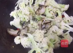 Illustration of how to make fried cauliflower with bacon 14