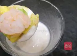 Illustration of how to make potato chips, avocado and prawns 5