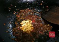 Illustration of how to cook twice-cooked pork with onions 4