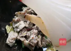 Illustration of how to make pork ribs and stewed potatoes 13