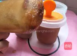 Illustration of making plum brown sugar popsicles 12