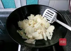 Illustration of how to make fried potato slices with green pepper 2 