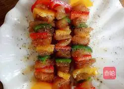 Illustration of the pan version of chicken skewers with colored pepper 7