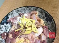 Illustration of how to make steamed chicken with red dates 7
