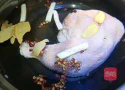 Illustration of how to make spicy saliva chicken 2